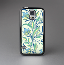 The Subtle Green Floral Vector Pattern Skin-Sert Case for the Samsung Galaxy S5