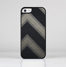 The Two-Toned Dark Black Wide Chevron Pattern Skin-Sert for the Apple iPhone 5c Skin-Sert Case
