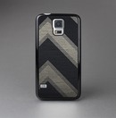 The Two-Toned Dark Black Wide Chevron Pattern Skin-Sert Case for the Samsung Galaxy S5