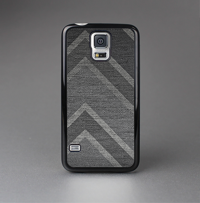The Two-Toned Dark Black Wide Chevron Pattern V3 Skin-Sert Case for the Samsung Galaxy S5
