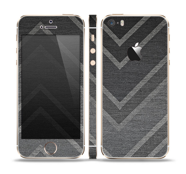 The Two-Toned Dark Black Wide Chevron Pattern V3 Skin Set for the Apple iPhone 5s