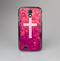 The Vector White Cross v2 over Unfocused Pink Glimmer Skin-Sert Case for the Samsung Galaxy S4