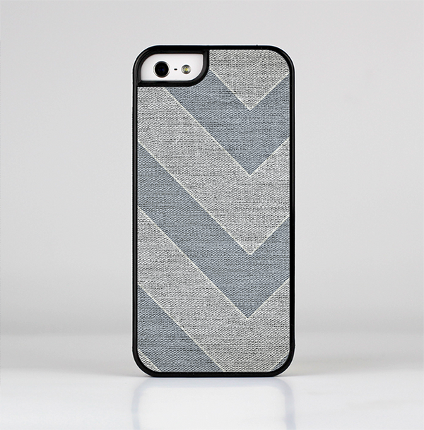 The Vintage Gray Textured Chevron Pattern Wide V3 Skin-Sert Case for the Apple iPhone 5/5s