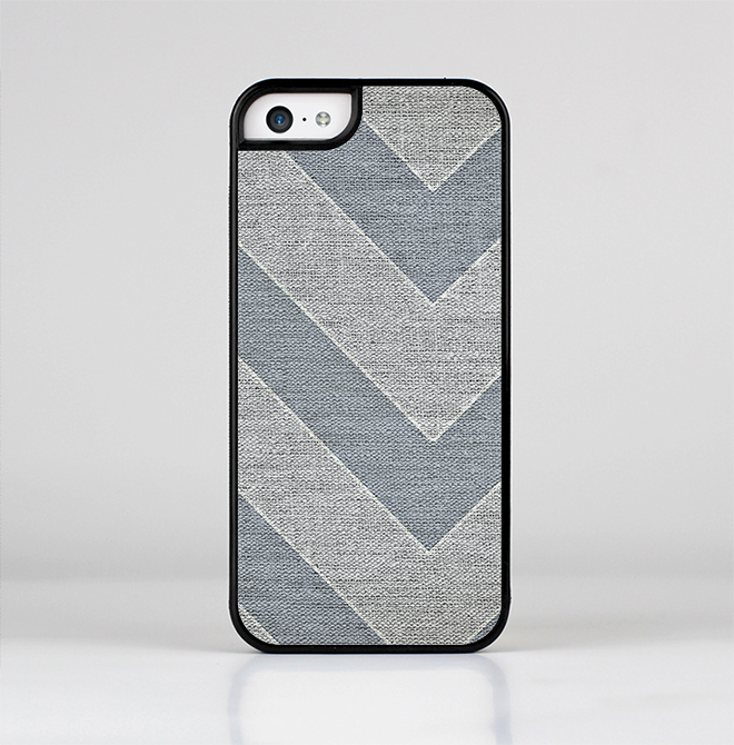 The Vintage Gray Textured Chevron Pattern Wide V3 Skin-Sert Case for the Apple iPhone 5c