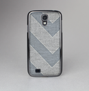 The Vintage Gray Textured Chevron Pattern Wide V3 Skin-Sert Case for the Samsung Galaxy S4
