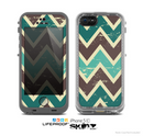 The Vintage Green & Tan Chevron Pattern V3 Skin for the Apple iPhone 5c LifeProof Case