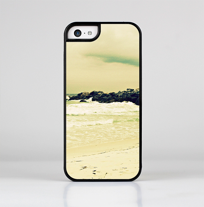 The Vintage Subtle Yellow Beach Scene Skin-Sert Case for the Apple iPhone 5c