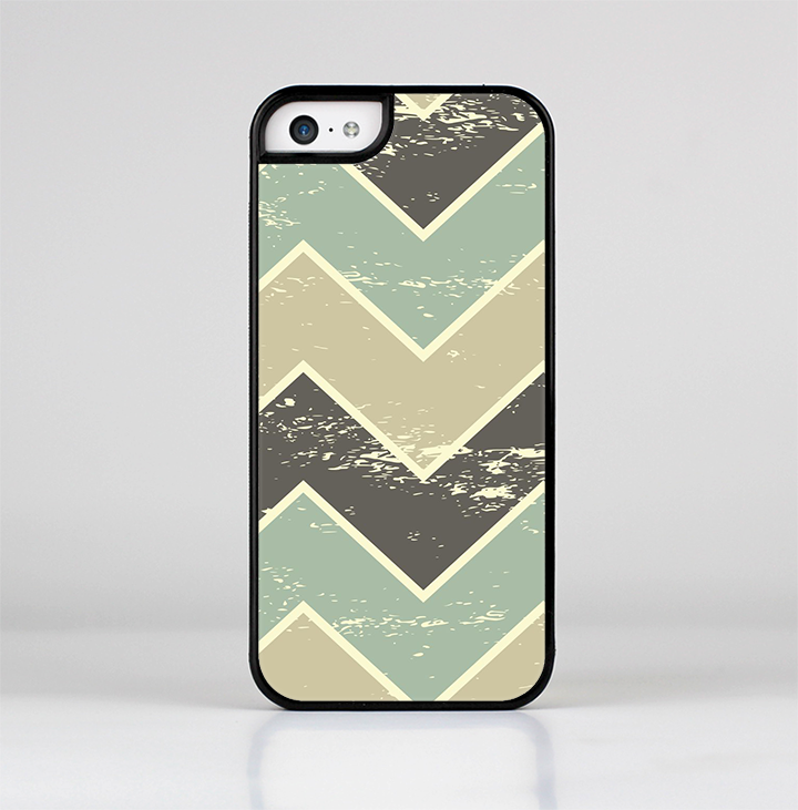 The Vintage Tan & Green Scratch Tall Chevron Skin-Sert Case for the Apple iPhone 5c