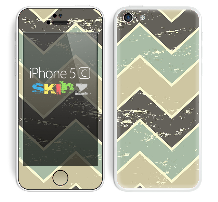 The Vintage Tan & Green Scratch Tall Chevron Skin for the Apple iPhone 5c