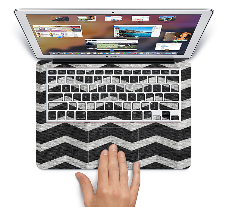 The Wide Black and Light Gray Chevron Pattern V3 Skin Set for the Apple MacBook Pro 15"