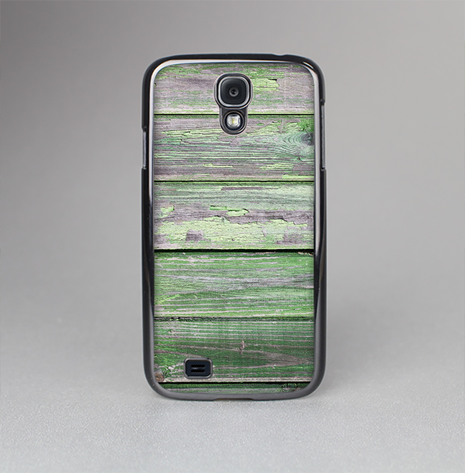 The Wooden Planks with Chipped Green Paint Skin-Sert Case for the Samsung Galaxy S4